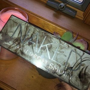 Urban Decay Naked Smoky eyeshadow palette